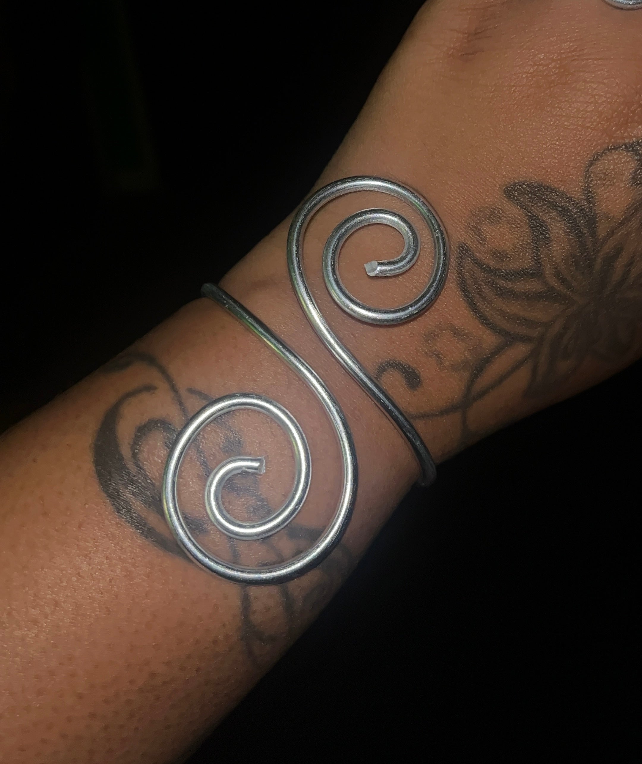 Double spiral wrist cuff￼