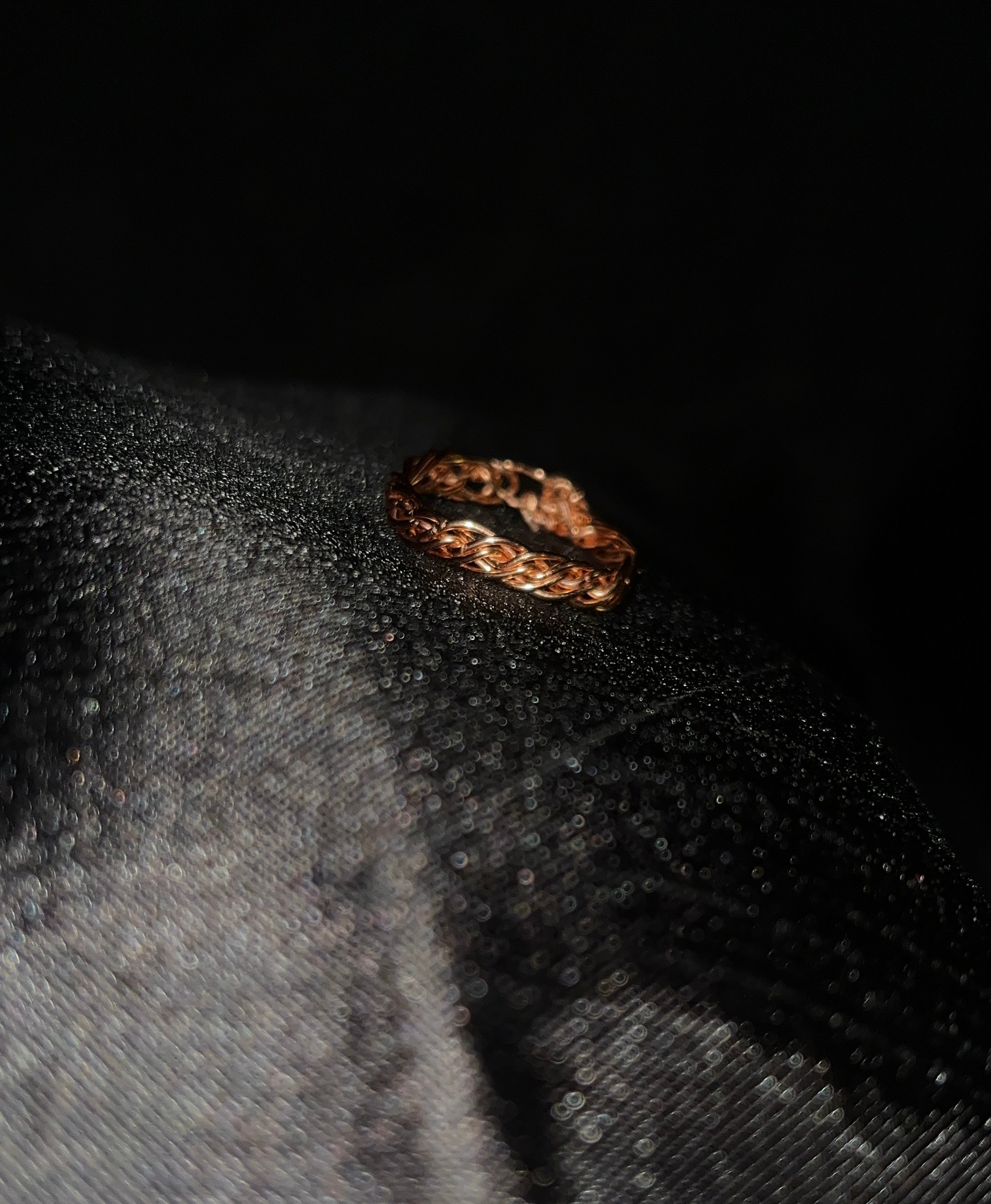 Twist ring band